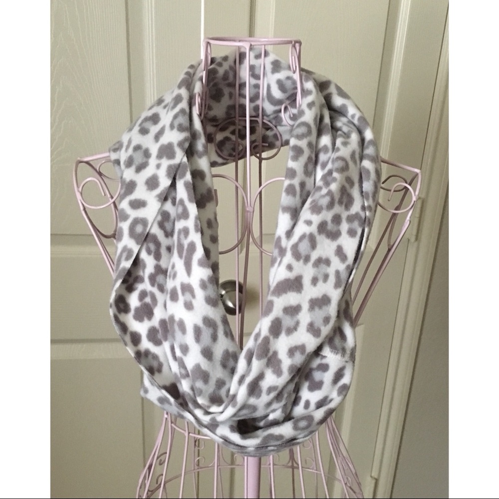 *SOLD* NWOT Old Navy infinity scarf